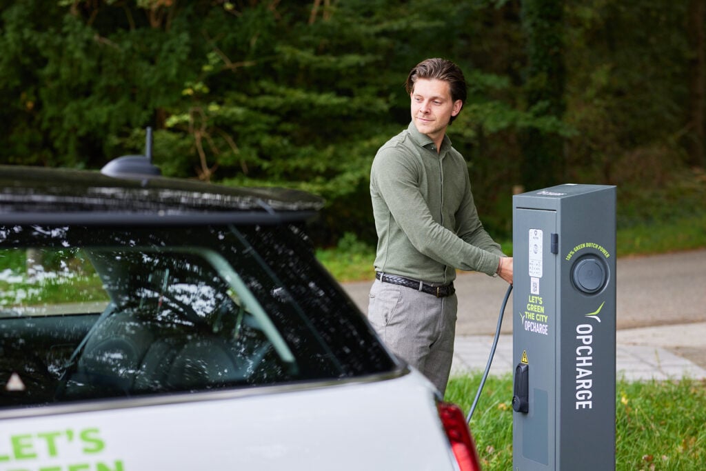 Mag je met een gewone auto parkeren bij een laadpaal?